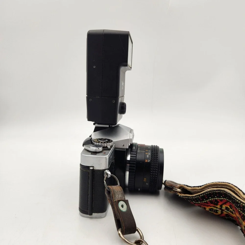 Minolta XG 9 35mm SLR Camera Sears 28mm f2.8 Macro Lens Vivitar 3200 Flash Strap